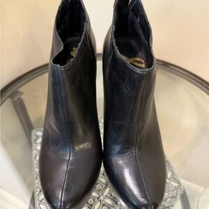Sam Edelman Black Ankle Booties Sleek Leather Design